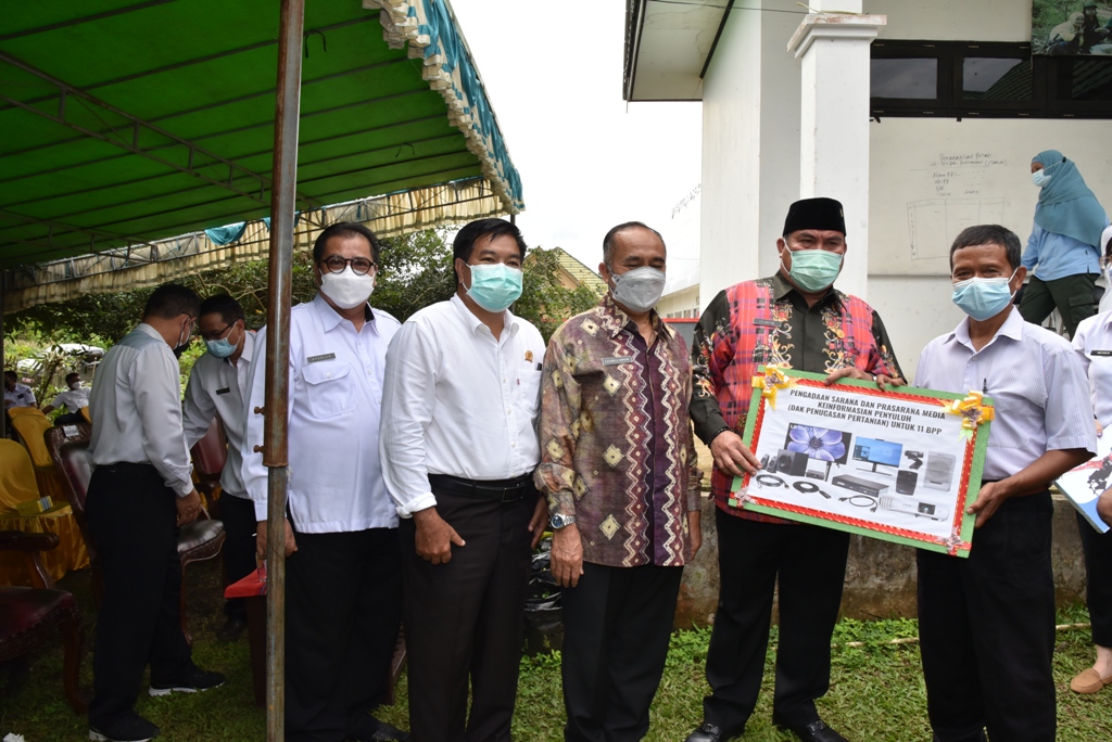 Bupati Resmikan Ruang Data BPP Sekolaq Dan Serahkan Bantuan Kepada Kelompok Tani